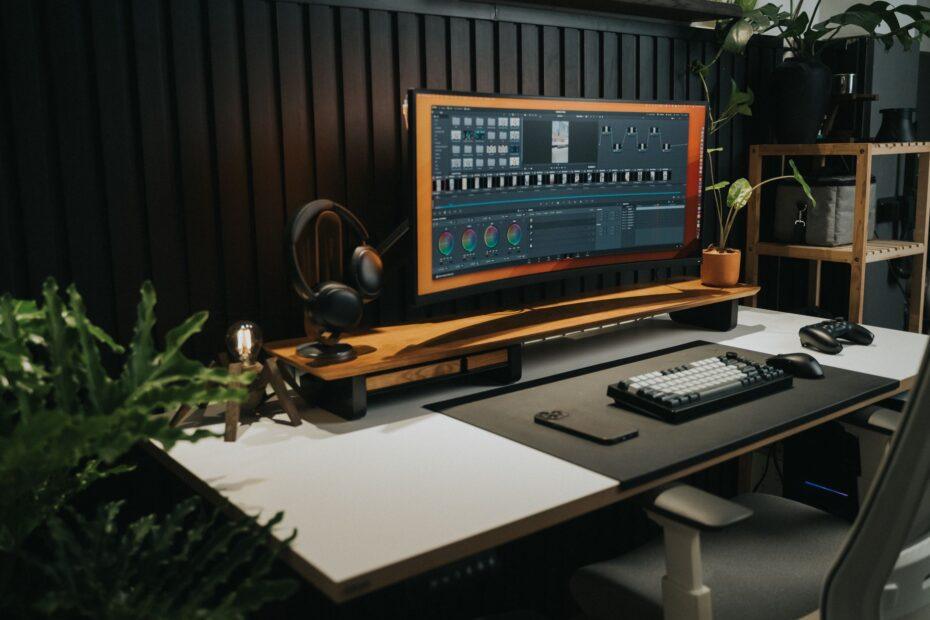 Illustration of The Difference Between Gaming on an Ultrawide Monitor and a Standard One